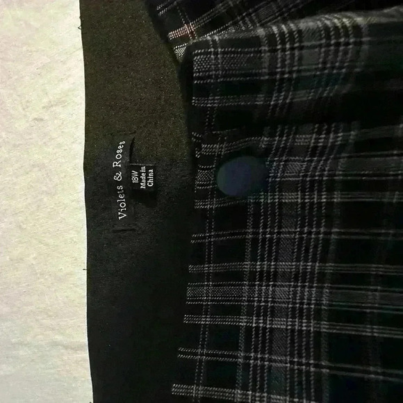 Size 18W Plaid pants / legging style with snap and zip closure. - Picture 3 of 10